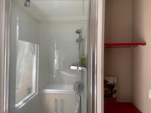 a bathroom with a bath tub and a window at Tiny House, Mobilhome 6 personnes au Port de Vendres plage in Vendres