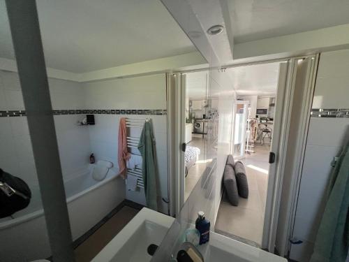 une salle de bain avec douche et baignoire dans l'établissement Independant Cosy Flat, à Peymeinade