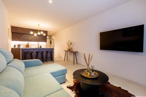 Castle Harbour Elegant 1-Bedroom Apartment - Heated Pool, Air Conditioning & Fiber Internet in Los Cristianos