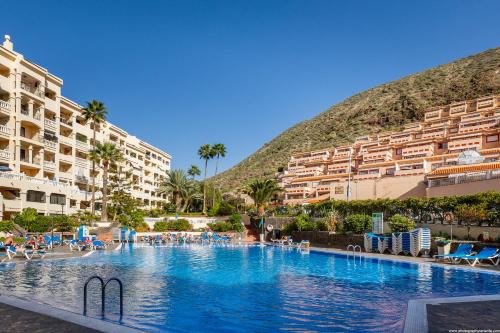 Castle Harbour Elegant 1-Bedroom Apartment - Heated Pool, Air Conditioning & Fiber Internet in Los Cristianos