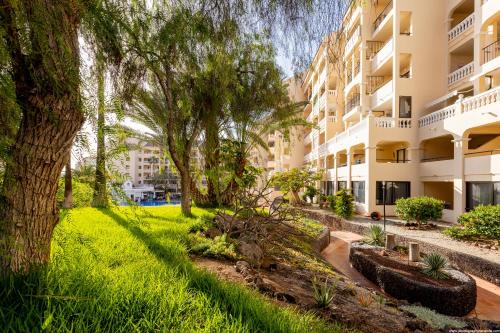 Castle Harbour Elegant 1-Bedroom Apartment - Heated Pool, Air Conditioning & Fiber Internet in Los Cristianos