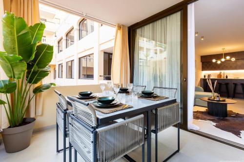 Castle Harbour Elegant 1-Bedroom Apartment - Heated Pool, Air Conditioning & Fiber Internet in Los Cristianos