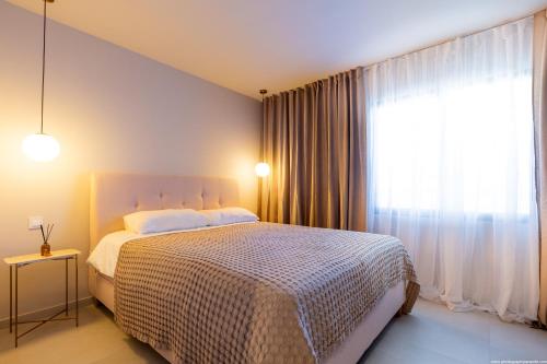 Castle Harbour Elegant 1-Bedroom Apartment - Heated Pool, Air Conditioning & Fiber Internet in Los Cristianos