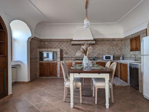eine Küche mit Esstisch und Stühlen in der Unterkunft Villa Xenia in Praiano