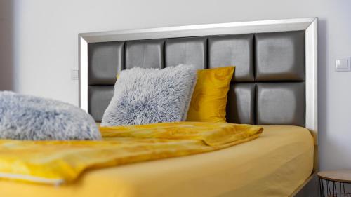 Giường trong phòng chung tại Ramino Apartments