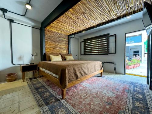 - une chambre avec un lit et une grande fenêtre dans l'établissement Casa vishami, à Cozumel