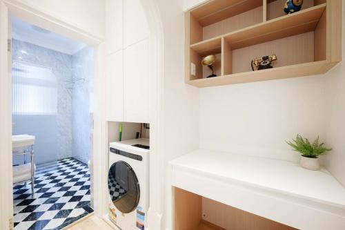 een witte wasruimte met een wasmachine en droger bij Cosy Federation Apartment Kirribilli 2 Bedroom #1 in Sydney