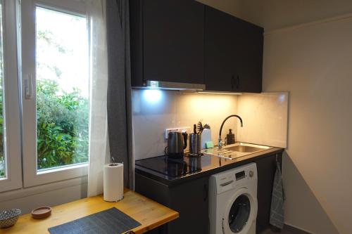 Cuisine ou kitchenette dans l'établissement Under the Palms