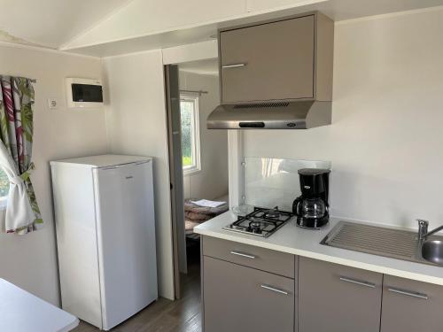Kuchyň nebo kuchyňský kout v ubytování Mobil home L'heurt de flâner