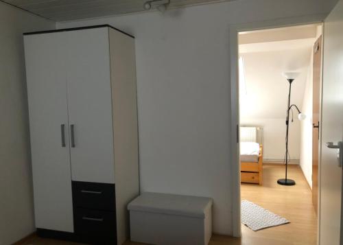 - une chambre avec un meuble de rangement blanc et un tabouret dans l'établissement Siegen Zentral - S von eine bis zum mehrere Schlafplätze nach Wall, à Siegen