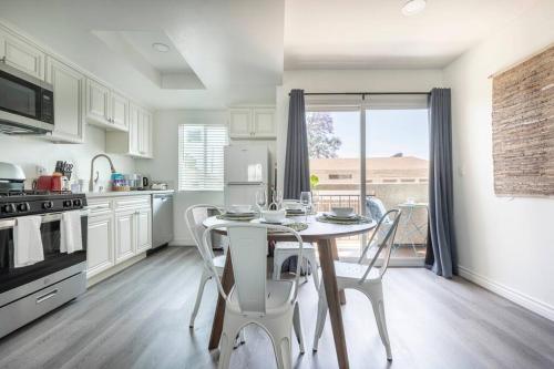 a kitchen with a table and chairs in a kitchen at Modern 2BR Condo with King Bed & Balcony near LA in Alhambra