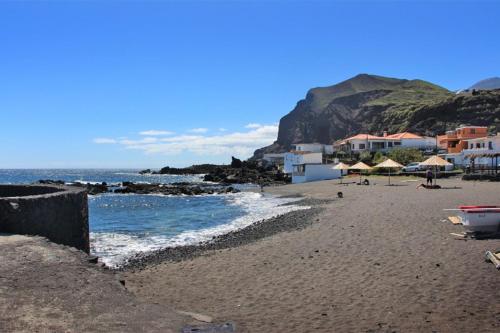 a sandy beach with umbrellas and the ocean at Estrella de Sal in Villa de Mazo