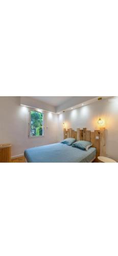 une chambre avec deux lits et une fenêtre dans l'établissement Beau T2 avec jardin Fréjus plage, à Fréjus