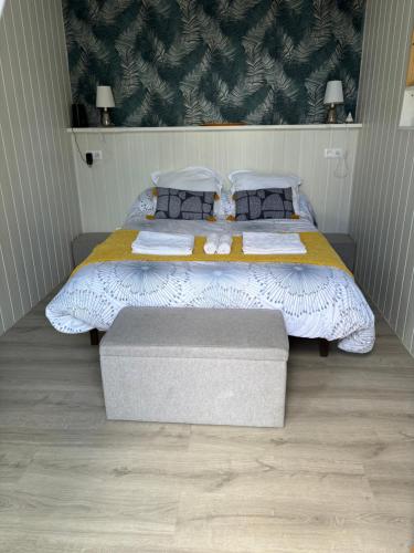 - une chambre avec un grand lit dans l'établissement L'Hématite, aux Épesses