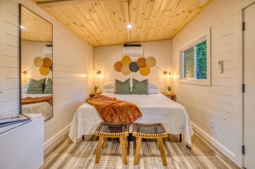 1 dormitorio en una casa pequeña con 2 sillas en Couples Retreat: King Bed:Hot tub:Firepit & More en Blue Ridge