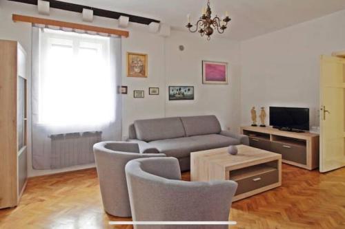 una sala de estar con un sofá y una mesa en Beachfront Dubrovnik Villa, en Dubrovnik