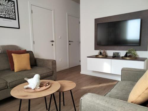 un soggiorno con divano e TV di Theressa - Free Wifi en Netflix a Zutendaal