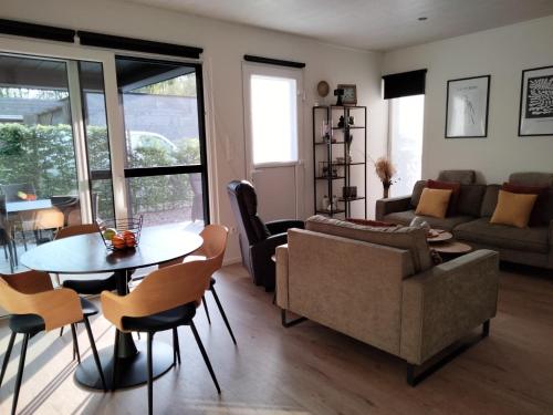 Theressa - Free Wifi en Netflix في زوتيندال: غرفة معيشة مع أريكة وطاولة