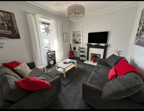 uma sala de estar com um sofá e uma lareira em Wellington Retreat em Montrose