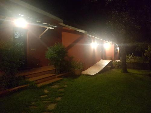 a house lit up at night with lights at Casale Valle Cardinale in Valmontone
