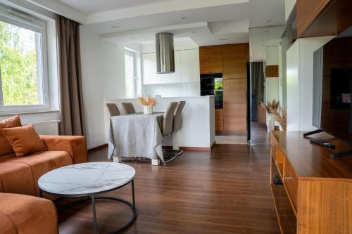 een woonkamer met een bank en een tafel bij SEApartment in Gdańsk