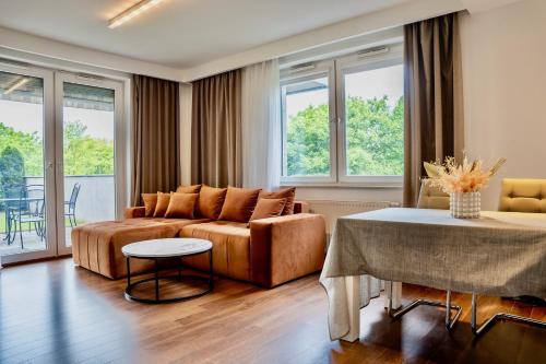 een woonkamer met een bank en een tafel bij SEApartment in Gdańsk