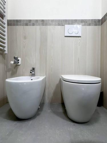 a bathroom with a white toilet and a sink at Non ti scordar di me #2 in Pieris