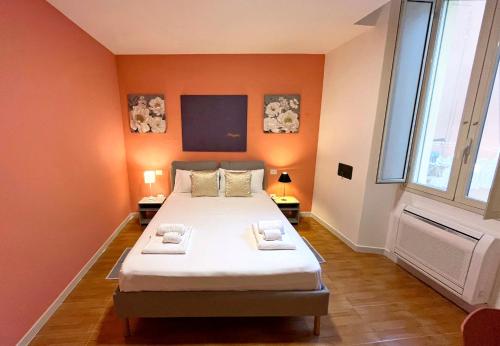 una camera da letto con un letto grande con pareti arancioni di Nuovo appartamento Saint Remy a Cagliari