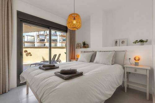 een witte slaapkamer met een groot wit bed en een bureau bij Casa Marinsa in Torrox Costa