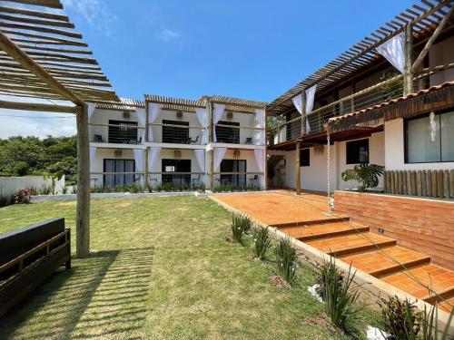 a courtyard of a apartment building with a patio at Santomar Guest House in Ilhabela