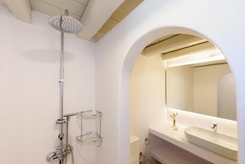 Koupelna v ubytování Thalatta Residence Paros