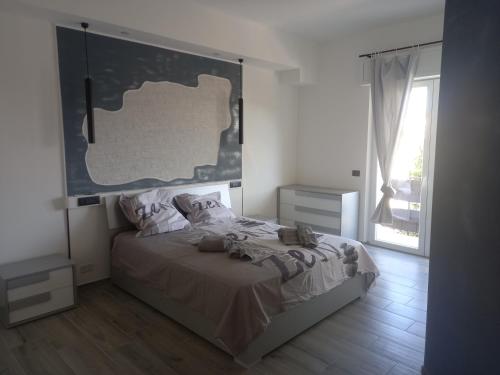 1 dormitorio con 1 cama con mapa en la pared en La Fenice 40 en Numana