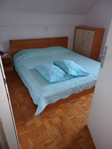 Ein Bett oder Betten in einem Zimmer der Unterkunft HIŠICA 6084
