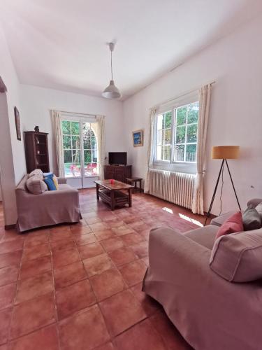 un salon avec deux canapés et une table dans l'établissement Maison de Campagne & Spa 6 pers 15 min d'Auch, à Sainte-Christie