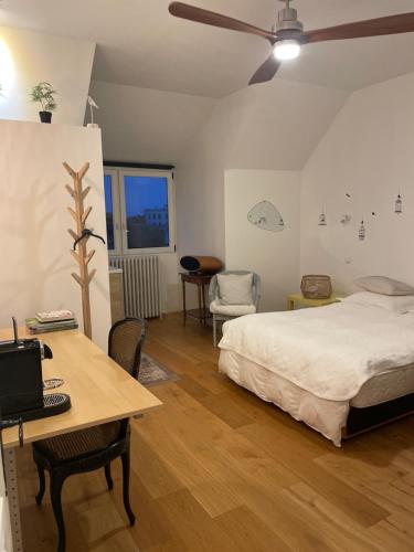 Chambre confortable équipement +++ côté Paris