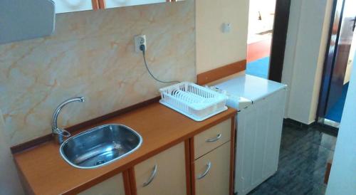 - un comptoir de cuisine avec un évier et un téléphone sur le mur dans l'établissement Familia Fantastiko, à Kiten