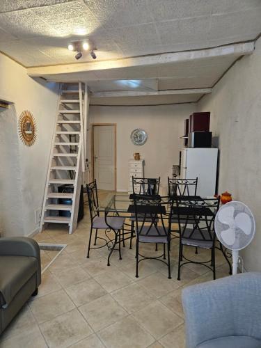 un salon avec une table et des chaises de salle à manger dans l'établissement Moliere, à Molières-Cavaillac