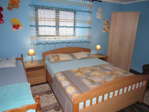 - une chambre avec un lit, une fenêtre et 2 lampes dans l'établissement Feel the Karuch, à Cetinje