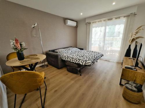 un salon avec un canapé et une table dans l'établissement Studio Picaud proche front mer, à Cannes