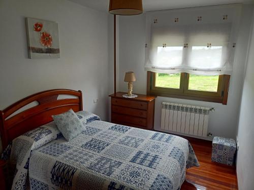 a bedroom with a bed and a window at Sandino 32 in Santiago de Compostela