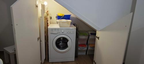 a washer and dryer in a small room at Profumo di casa in Lascari