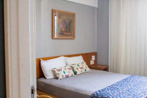 1 dormitorio con 1 cama con 2 almohadas en Flat Residencial Meireles Fortaleza, en Fortaleza