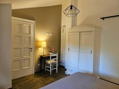 a bedroom with a bed and a desk and a lamp at Casale Valle Cardinale in Valmontone