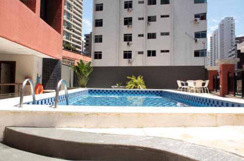una piscina en la azotea de un edificio en Flat Residencial Meireles Fortaleza, en Fortaleza