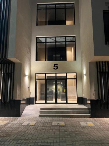 un bâtiment avec le numéro à l'avant dans l'établissement شقة جديدة وفاخرة بالقرب من الحرم ., à Sīdī Ḩamzah