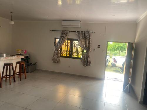 a living room with a kitchen and a window at Chidenguele in Chidenguele