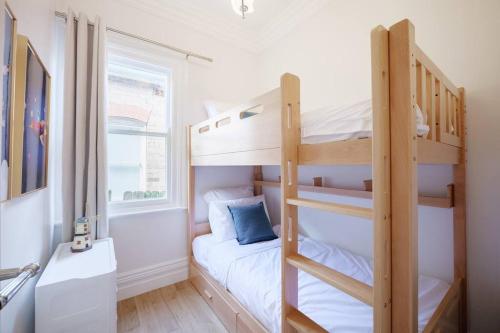 Cette petite chambre comprend 2 lits superposés. dans l'établissement Cosy Federation Apartment Kirribilli 2 Bedroom #2, à Sydney