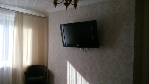 Una televisión o centro de entretenimiento en Gogolya 4