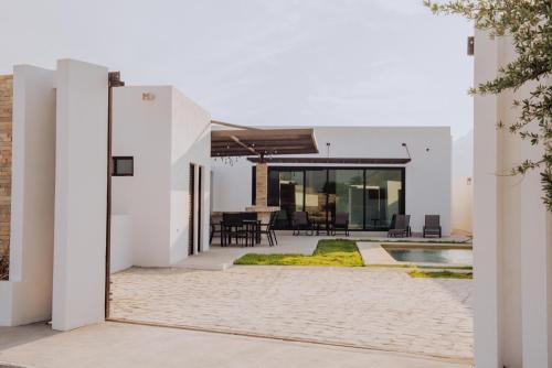 an external view of a house with a courtyard at Casa Villa Sol in Cuatrociénegas de Carranza