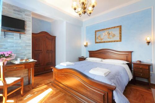 1 dormitorio con 1 cama, escritorio y TV en Katti House 2, en Florencia